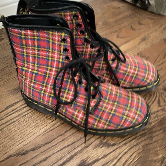DR. MARTENS RED TARTAN PLAID BOOTS SIZE 9 US MADE IN ENGLAND RARE VINTAGE READ - Picture 3 of 10